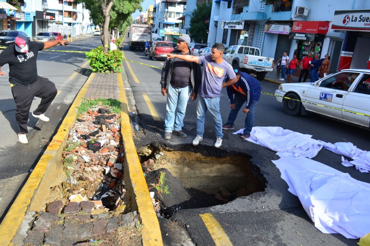 Socavón en avenidas Dr. Delgado y México provoca gran taponamiento