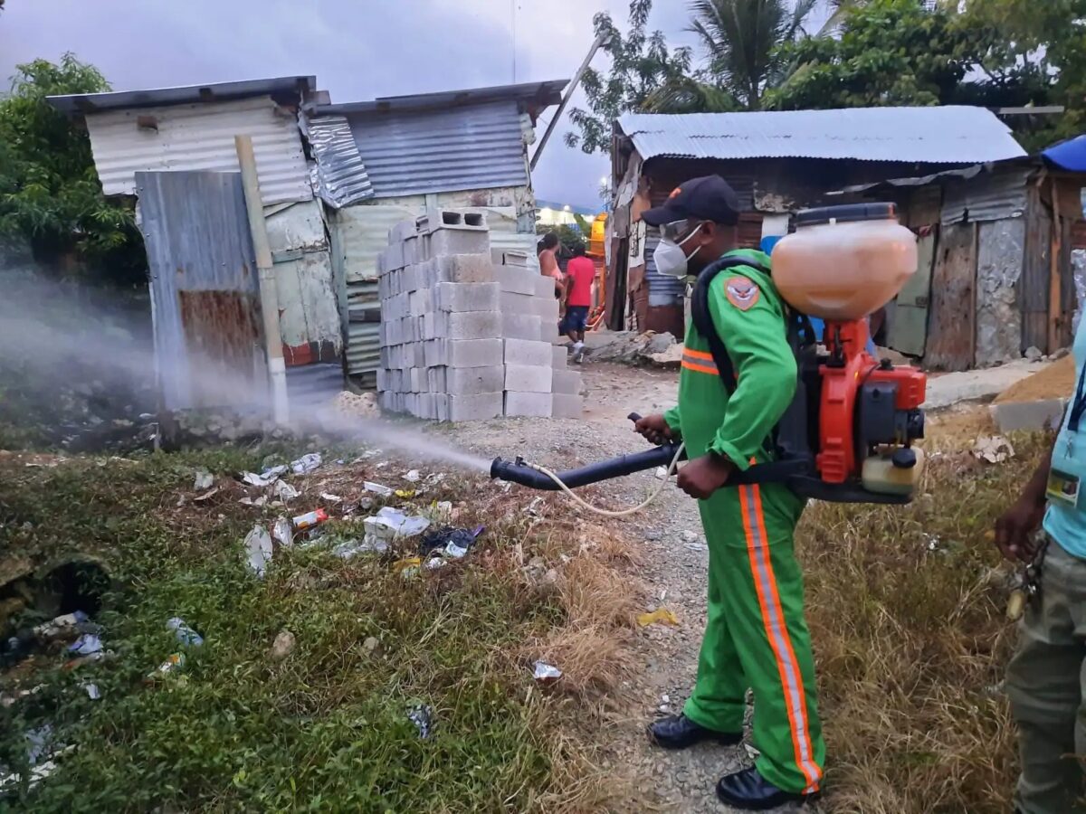 Instituciones realizan operativo de limpieza contra el dengue en Cabrera