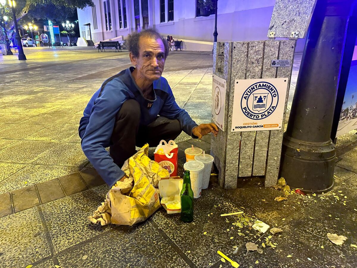Piden ayuda para hombre visto recolectando alimentos de safacones durante nochebuena en Puerto Plata