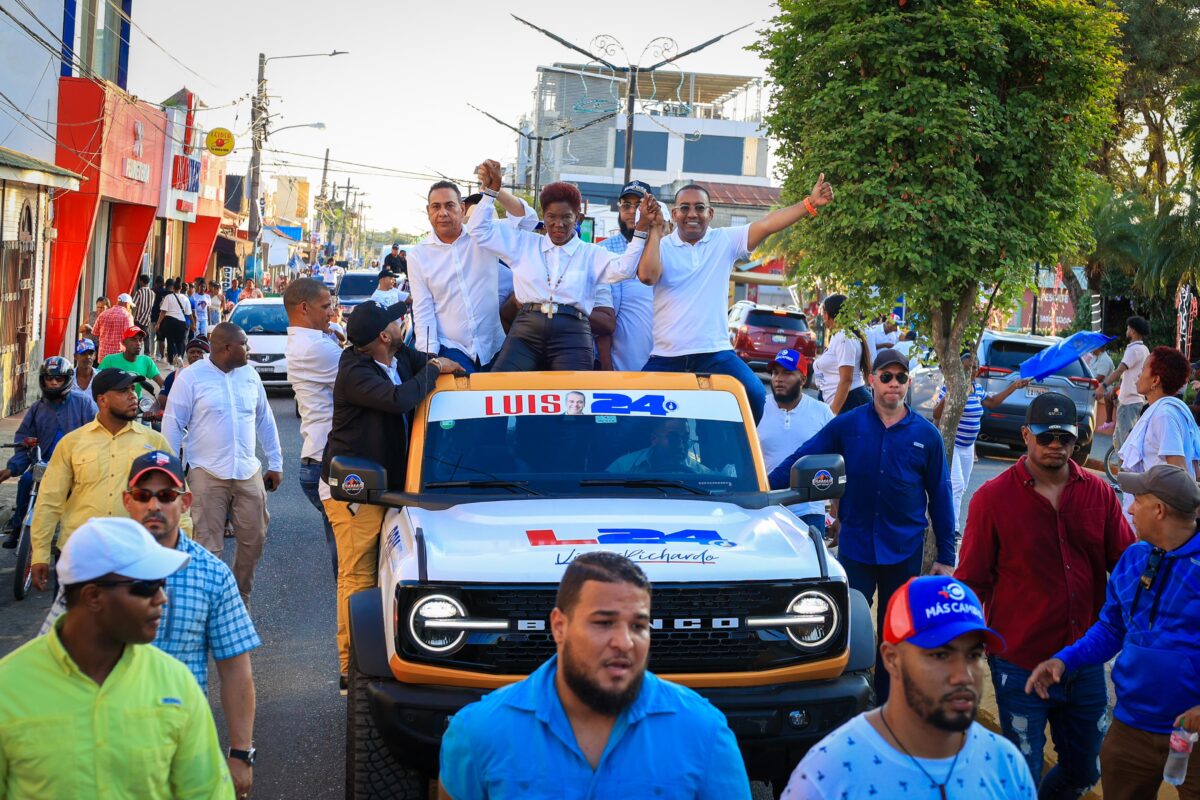 Víctor Pichardo encabeza multitudinaria caravana en Monte Plata