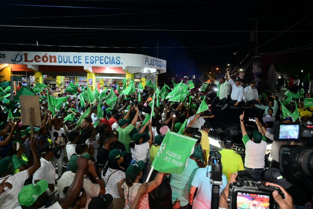 Calles de La Romana y SPM se tiñen de verde en respaldo a Leonel