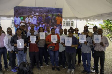 Medio Ambiente y UTEPDA entregan 91 certificado con derecho a corte en Bahoruco e Independencia