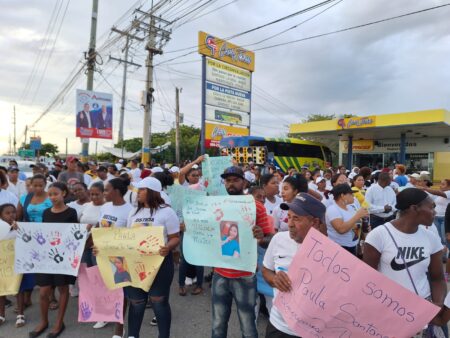 Familiares de Paula Santana protestan frente a Zona Franca de Las Américas