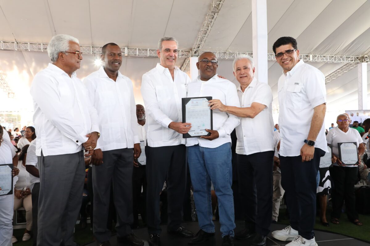 Presidente Abinader entrega 1,130 títulos más en El Tamarindo