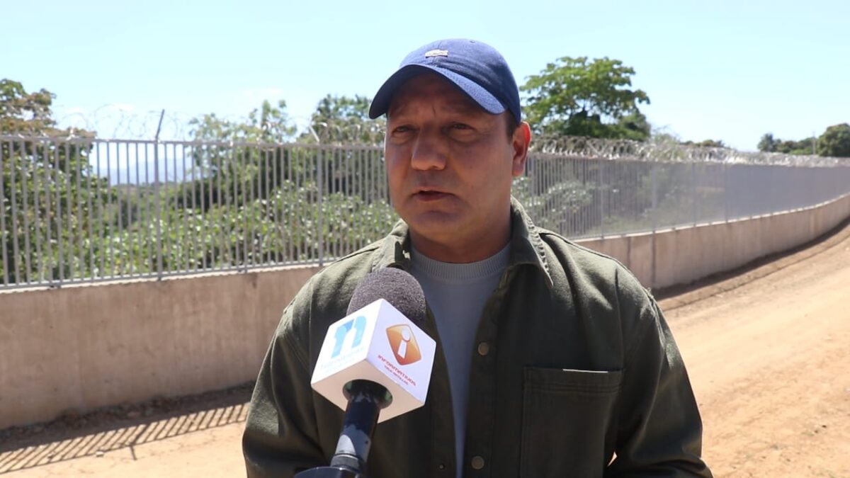Abel Martínez crítica vulnerabilidad de la frontera durante recorrido por Dajabón