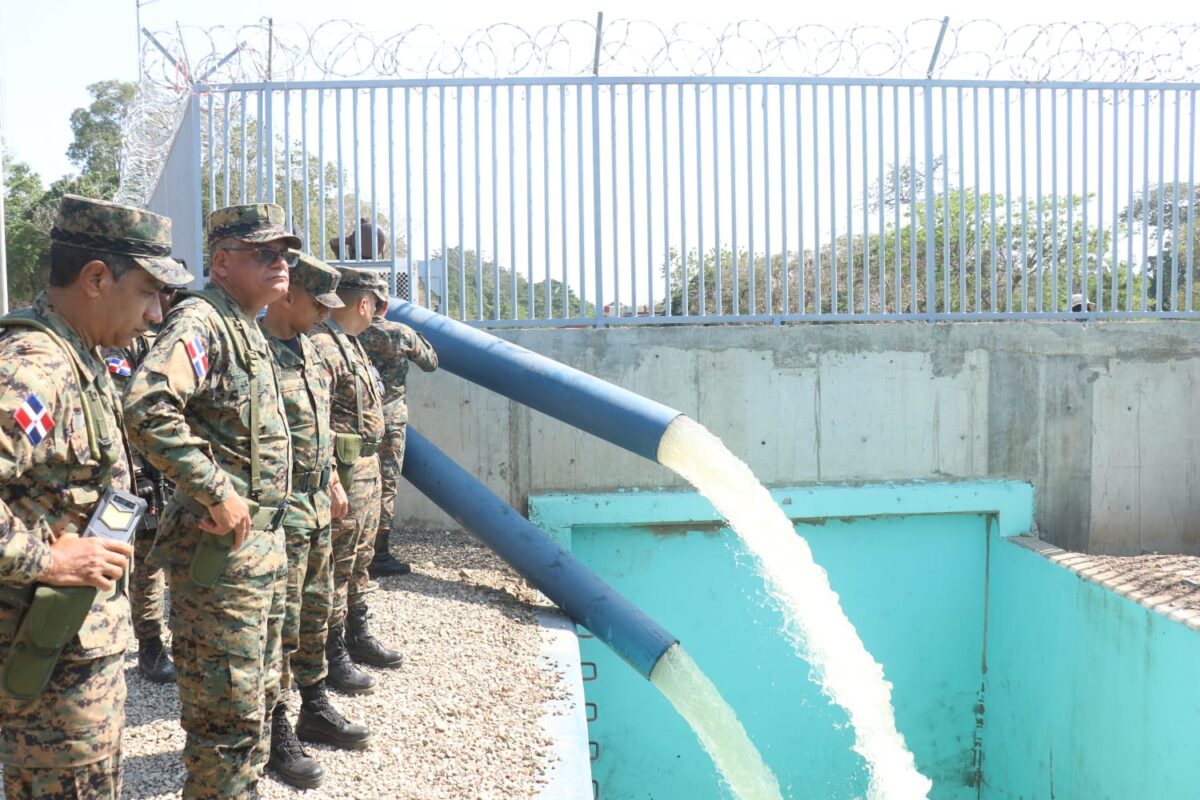 Comandante del Ejército realiza recorrido por la frontera y visita Canal La Vigía