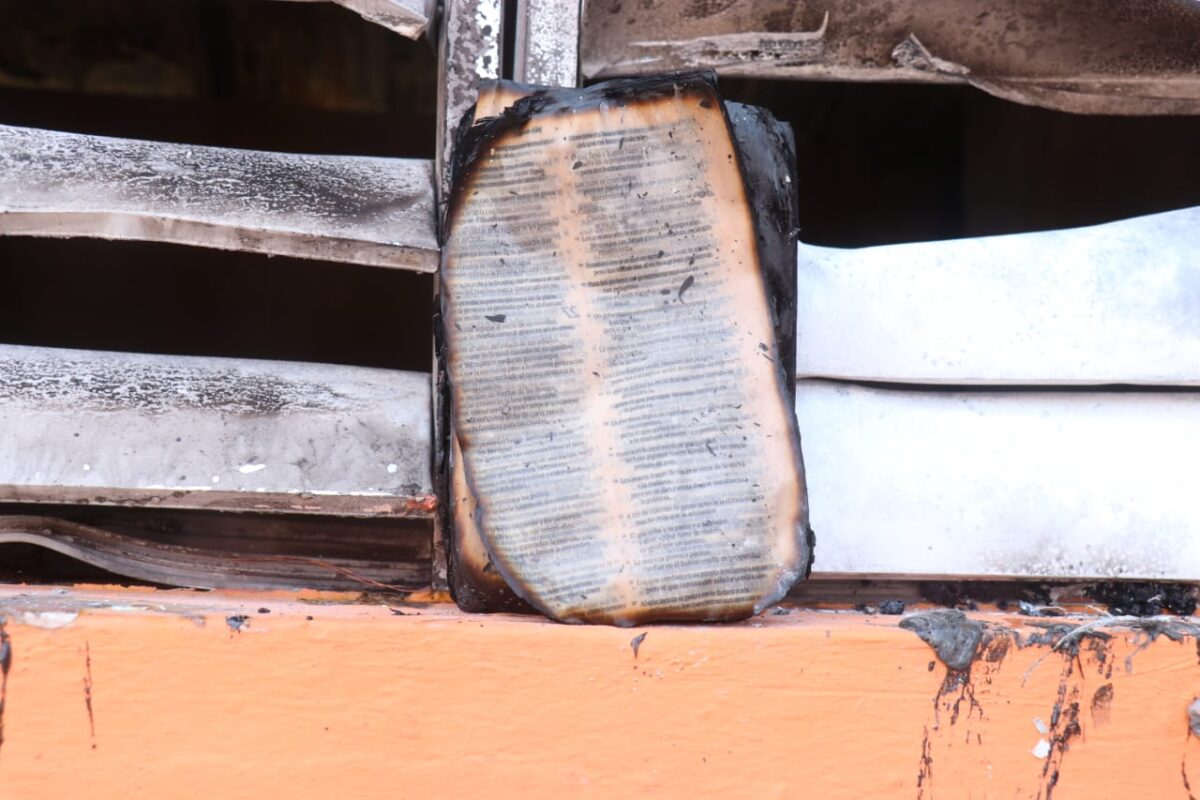 Biblia continúa intacta tras incendio en una casa de Dajabón