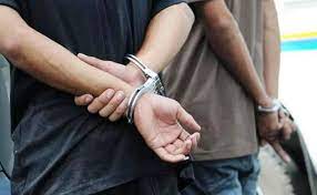 Policía arresta a dos hombres por riña en inmediaciones de entidad bancaria en Higüey
