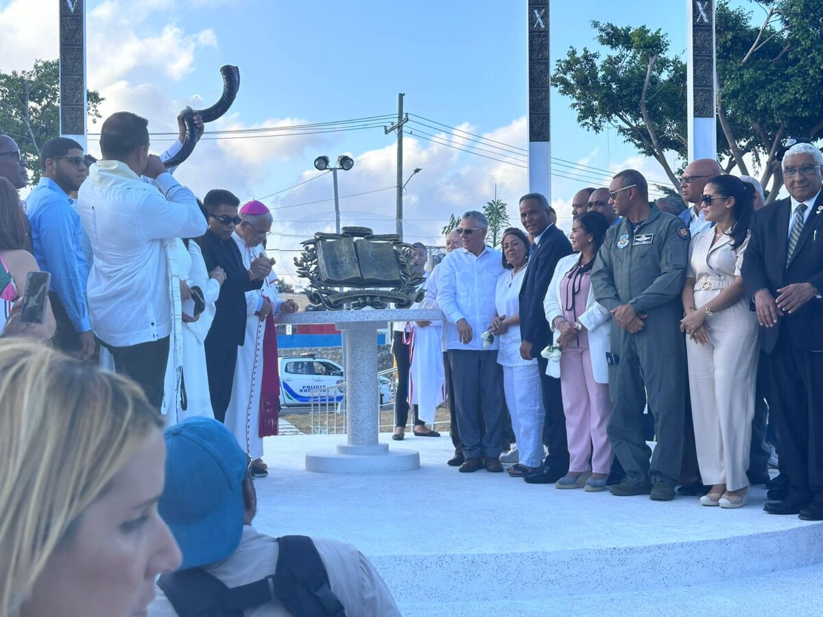 Alcaldía de SDE inaugura Monumento a la Biblia
