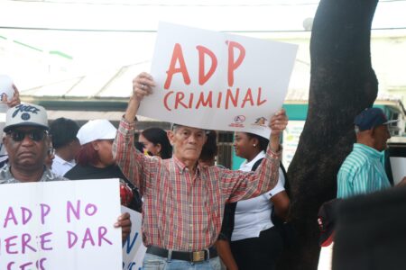 Padres y madres marchan contra paros convocados por la ADP