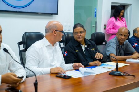 Ministro Igor Rodríguez visita el COE para dar seguimiento a la vaguada