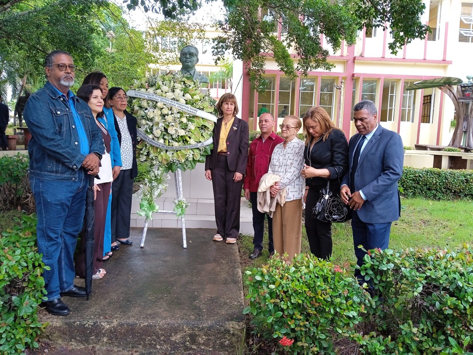 UASD conmemora 30 años desaparición de Narcisazo con una ofrenda floral