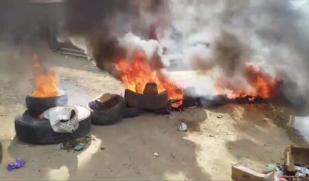 Protestan con quemas de neumáticos para exigir asfaltado de calles en sector de Dajabón