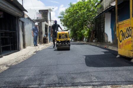 Alcaldía de SDN inicia programa de asfaltado y bacheo con apoyo de Obras Públicas