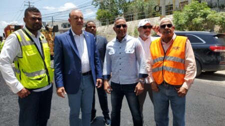 Obras Públicas y Alcaldía de Santiago inician programa de asfaltado y bacheo