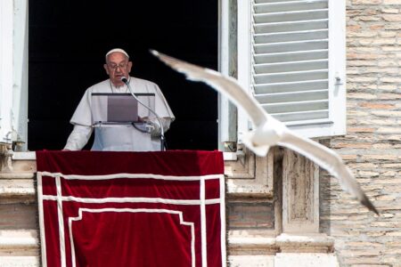 El papa llama a acoger a los homosexuales en la Iglesia pero con “prudencia” en seminarios