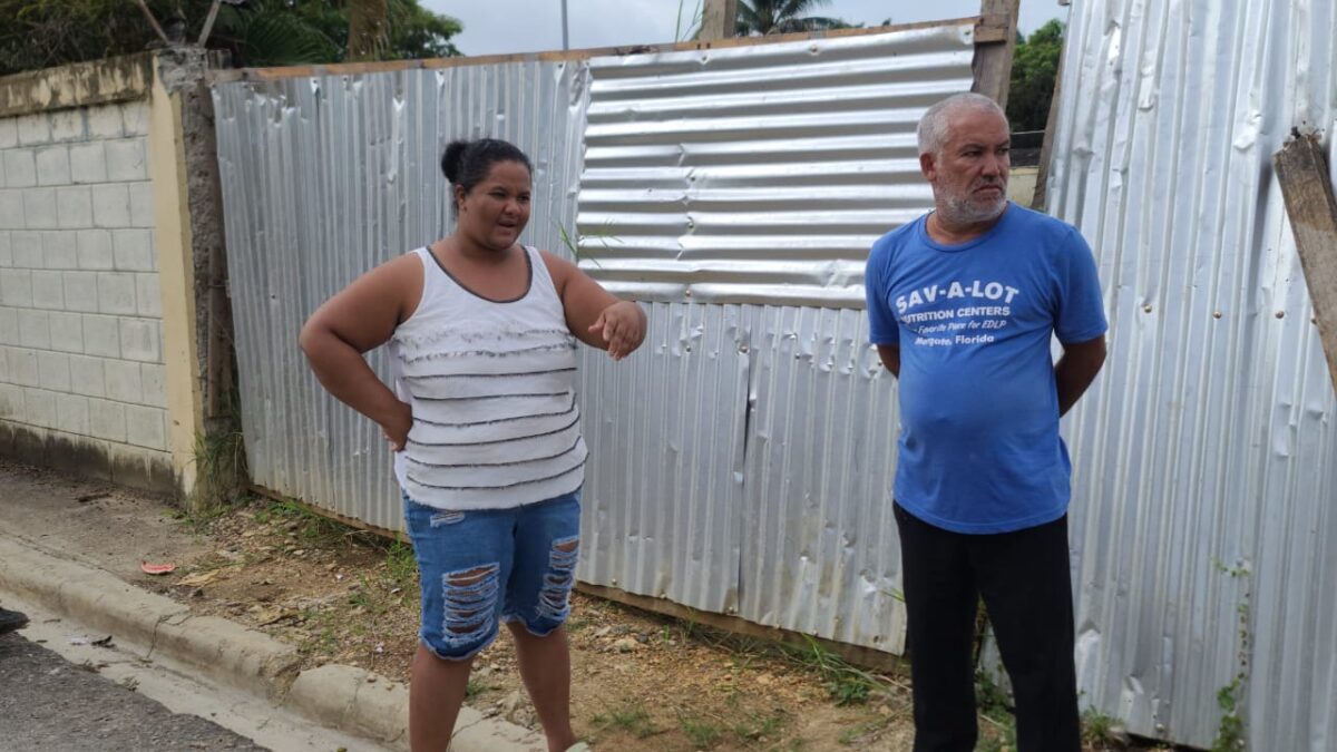 Vecinos de la escuela del municipio de Río San Juan se quejan de contaminación tras paralización de obra